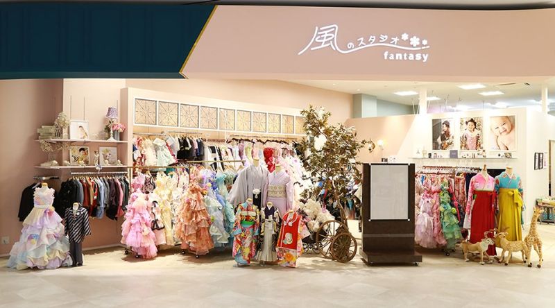 埼玉県上尾市にある写真館：風のスタジオFantasy イオンモール上尾店は、上尾市・桶川市・さいたま市・蓮田市周辺のの七五三・成人式・卒業式からマタニティフォト等の多種多様な撮影ができる写真スタジオです。愛い写真からカッコイイ写真まで、ファンタジーな写真撮影体験をぜひお楽しみください。